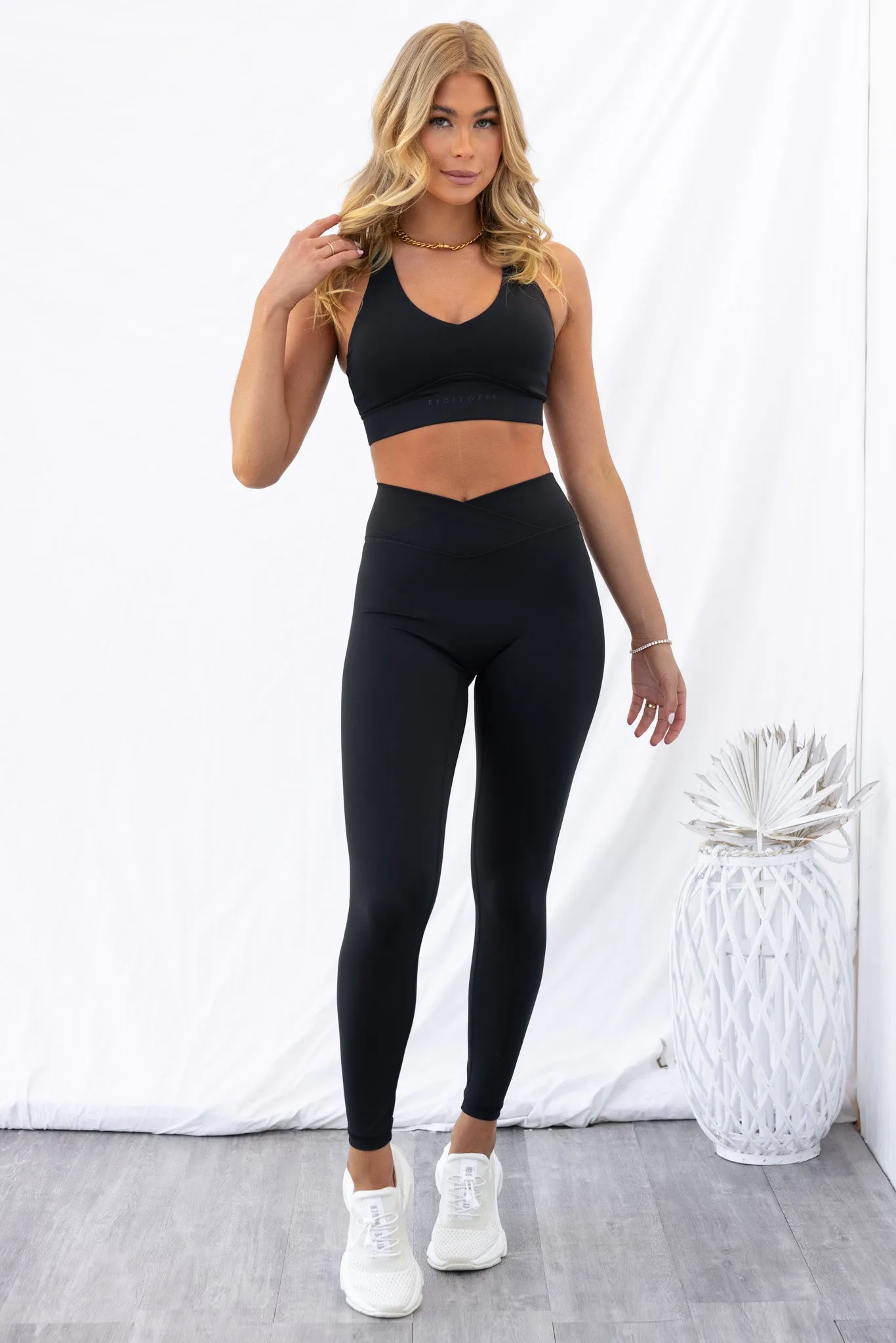 Cross Over Sports Bra - Black