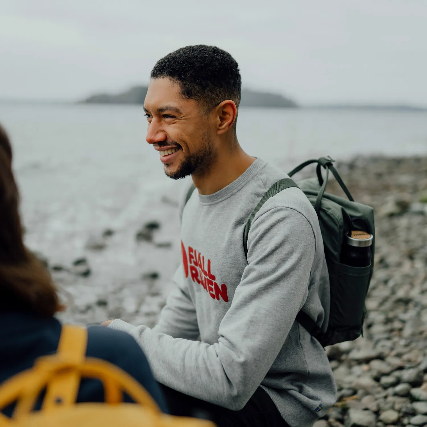 Fjällräven Men&#x27;s Fjällräven Logo Sweater Dark Navy | Buy Fjällräven Men&#x27;s Fjällräven Logo Sweater Dark Navy here | Outnorth
